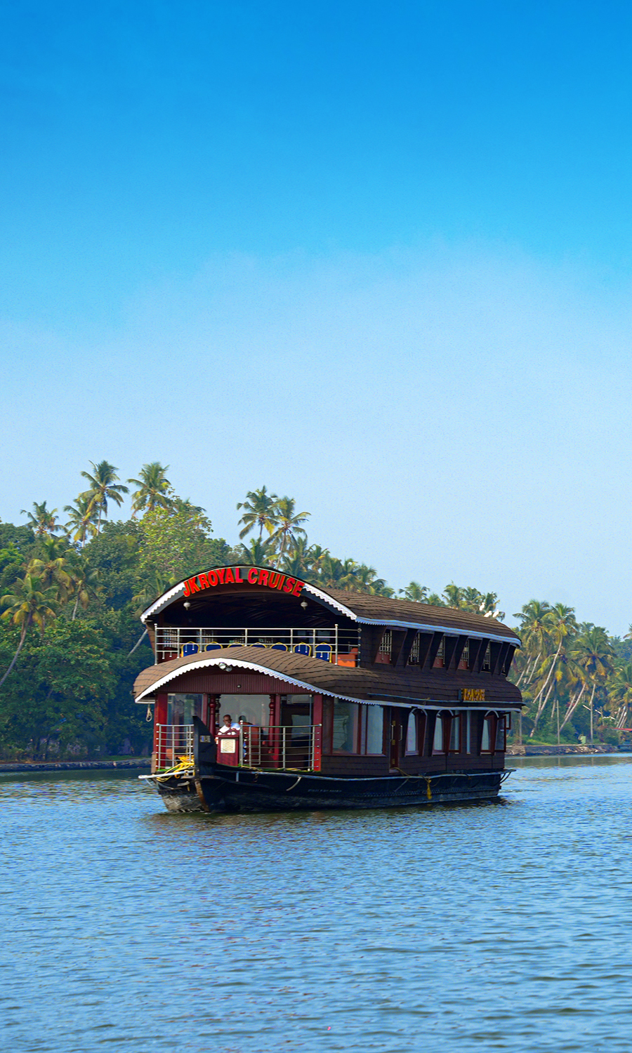 Traditional Kerala-style houseboat with modern amenities – JK Royal Cruise