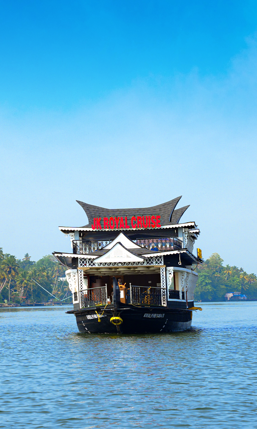Traditional Kerala-style houseboat with modern amenities – JK Royal Cruise