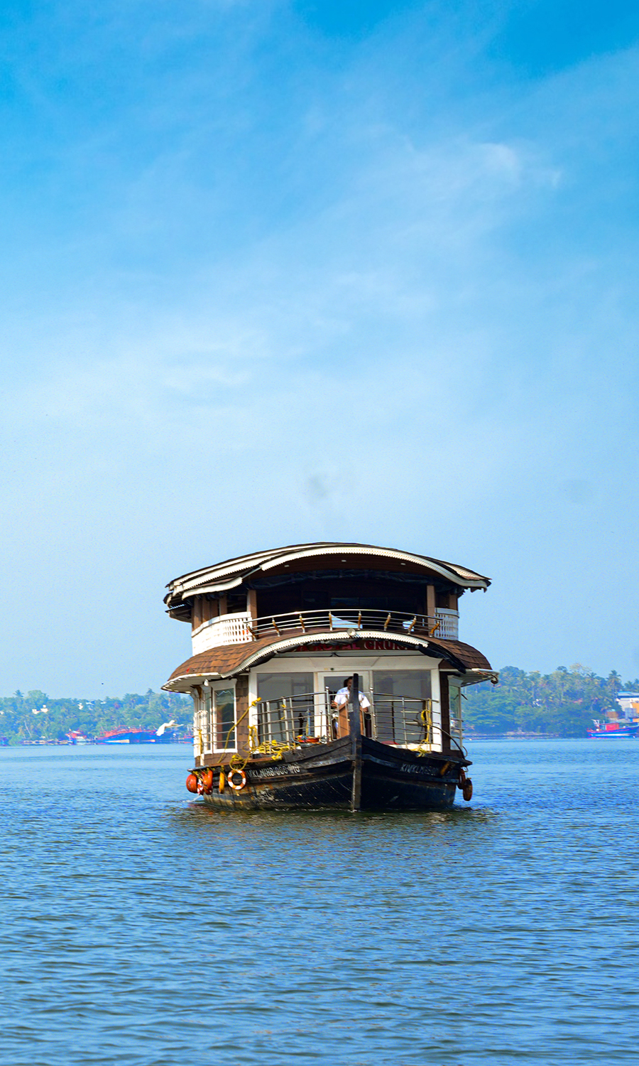 Traditional Kerala-style houseboat with modern amenities – JK Royal Cruise